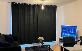Spacious 2 Bedrooms Apartment In Stratford